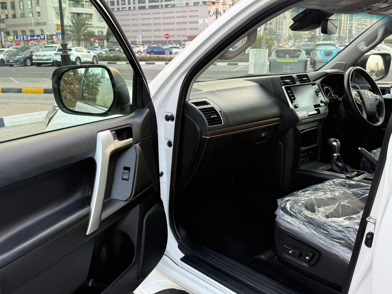 Land  Cruiser Prado VX 2022 White image